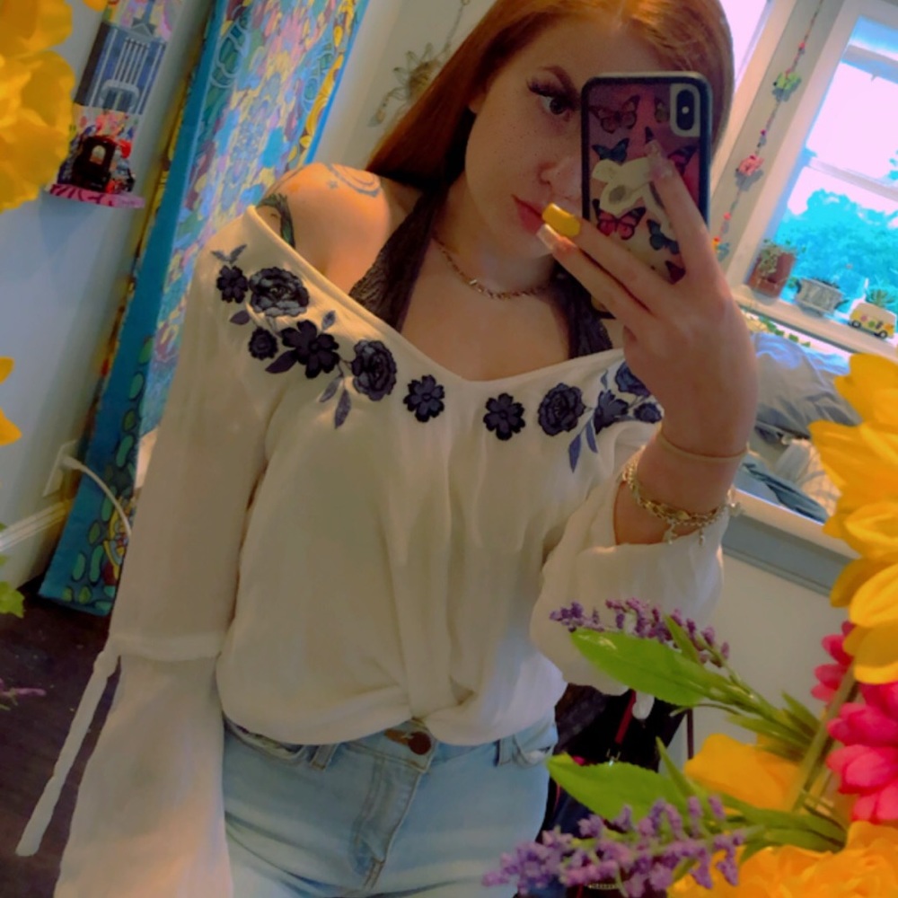 Hollister embroidered flower top